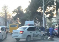 В центре Анапы таксист врезался в мотоциклиста