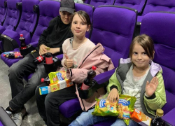 "Трудным" детям в Анапе организовали поход в кино на фильм "Подольские курсанты"