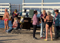 «Шестой месяц лета в Анапе»: люди купаются и загорают на пляжах