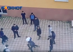Момент разборок подростков в Анапе попал под прицел видеокамеры