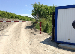 Хочешь заработать деньги в Анапе – поставь в поле шлагбаум