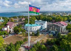 Флаг Краснодарского края подняли в Анапе на гигантском флагштоке