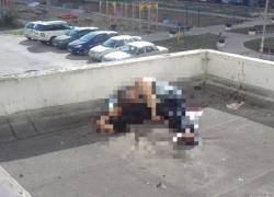 На Анапском шоссе на козырьке подъезда обнаружили труп мужчины