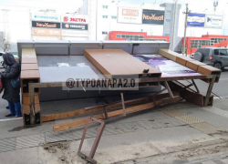В Анапе порыв ветра опрокинул остановку