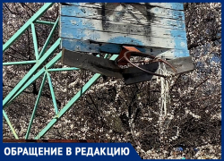 Спортплощадку на улице Стаханова в Анапе жители называют "бомж-площадкой"