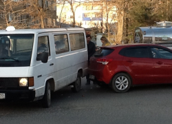 В Анапе на Астраханской столкнулись задами "Киа" и "Мерседес"