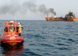 Спасатели потушили пожар на двух судах, которые загорелись в море недалеко от Анапы