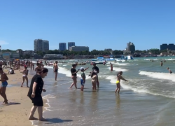 Отдыхающие в Анапе всё равно купаются в море, несмотря на запрет