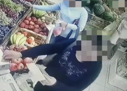 Видео: две женщины обманывают продавцов при расчетах на кассе в магазинах Анапы