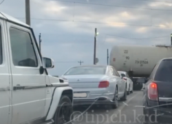 Анапчане обсуждают наглое поведение перед ж/д переездом Бентли и Геленвагена 