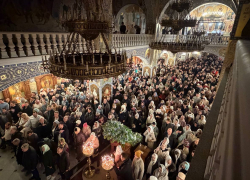 Сотни людей пришли: в анапских храмах прошли рождественские службы