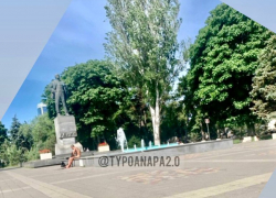 Мужчина разделся догола и искупался в фонтане возле памятника Ленину в Анапе