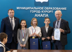 Анапчан из кружка моделирования "Планерок" наградили в администрации города