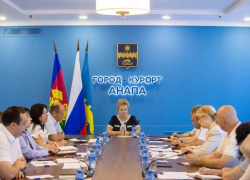 На совещании в Анапе рассмотрели вопросы работы АЗС, пляжей и школ