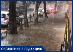 «А кто мне полы мыть будет?»: двух девушек выгнали из магазина в ливень