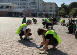 В Анапе к уборке города подключилась молодёжная бригада «БлагоДвиж»: первый трудовой опыт и порядок на улицах