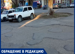Во дворе дома №44 по улице Чехова в Анапе разбита парковка и 40 лет не ремонтировали детскую площадку