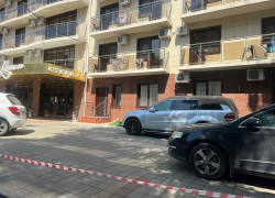 У отеля «Мишель» в Анапе демонтировали незаконный шлагбаум - машины все равно паркуются