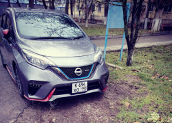 Жители Анапы жалуются на самовольную стоянку на газоне на Новороссийской