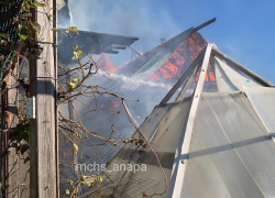 В Анапе туристы застряли на горе, а в Цибанобалке сгорели баня и дом