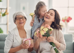 Мэр курорта поздравил анапчанок с Днем матери