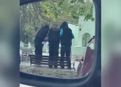 В Анапе установили школьниц после попытки сломать скамейку