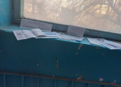 На Крымской, 83 квитанции ЖКХ разбрасывают на подоконнике, а в Гостагаевской украли мусорный бак