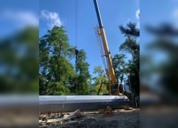 В Анапе монтируют гигантский флагшток – флаг будет виден отовсюду