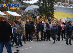 На Горького в Анапе не протолкнуться: горожане и гости курорта празднуют Масленицу