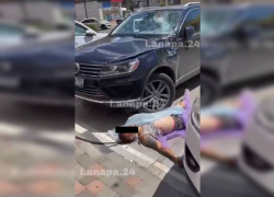Насмерть разбился мужчина при падении с высотки на припаркованную машину в Анапе