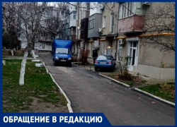 Анапчане жалуются, что въезд во двор им постоянно перекрывает почтовый автомобиль