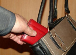 В летнем кафе в Анапе у посетительницы из сумки украли 17 000 рублей