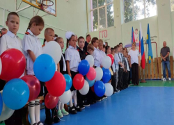 Первый звонок в Анапе: родители провожают детей в школу
