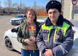 В Анапе полицейские останавливали женщин, чтобы подарить им цветы