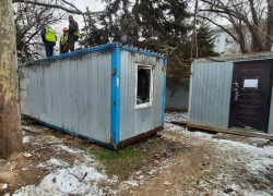 В Анапе горели строительный вагончик и хозпостройка