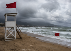 В Анапе запретили купаться в море из-за шторма и опасного течения