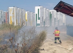 Сегодня, 6 августа, на улице Ленина в Анапе загорелась сухая трава
