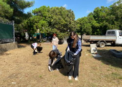 В Анапе на старом кладбище прошёл субботник