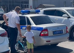 Маленький мальчик заблудился и не мог найти своих родителей на Анапском шоссе
