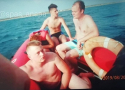 В Благовещенской под Анапой четверых туристов на катамаране унесло в море