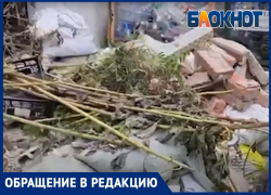 Дом 181 на улице Крымской в Анапе утопает в мусоре