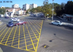 В Анапе на "вафле" возле Южного рынка - первая авария