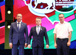 Вениамин Кондратьев наградил выдающихся жителей Анапы медалями