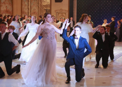 Анапские студенты продемонстрировали искусство танца на зимнем балу