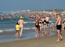 Четвертый месяц лета: на пляжах Анапы аншлаг – все купаются