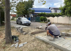 Благоустройство Анапы: тротуары, площадки и лавочки приводят в порядок по всему городу
