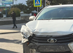 На перекрёстке в Анапе авария: столкнулись "Лада" и "Фольксваген"
