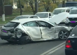 На Симферопольском шоссе в Анапе две машины в хлам, третью выкинуло на газон