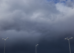 Мощный ветер и проливные дожди в Анапе: что делать при урагане