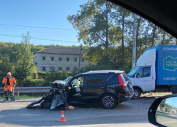На дороге Анапа - Краснодар жесткое ДТП: от удара у иномарки передок расплющило всмятку 
